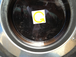 水洗機の中の溶剤が余分な染料を落として水に色がついています。